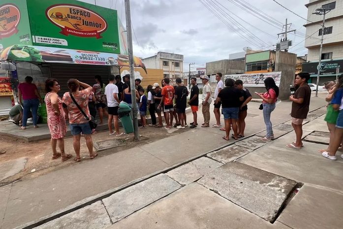 Banca de revista anuncia venda de figurinhas da Copa e gera fila durante feriado em Arapiraca