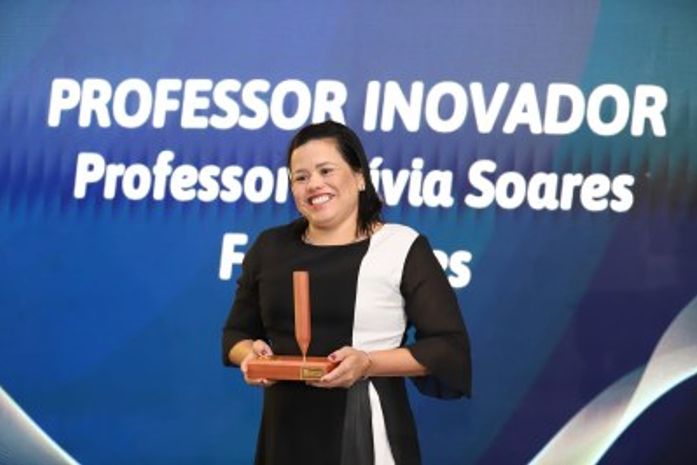 Técnica da Ufal recebe prêmio nacional na área da Educação