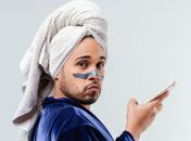 Fale Baixo: espetáculo traz reflexão sobre necessidade de sustentar comportamentos para ter aceitação nos relacionamentos