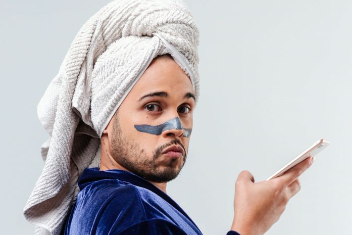 Fale Baixo: espetáculo traz reflexão sobre necessidade de sustentar comportamentos para ter aceitação nos relacionamentos