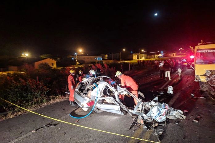 Motorista morre durante colisão com caminhão na BR 316; carro ficou totalmente destruído  