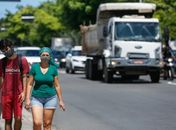 Pessoas de máscaras na rua