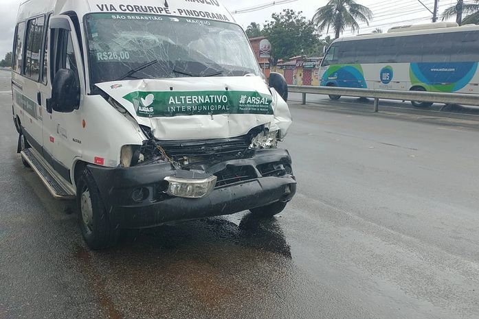 Colisão entre van e caminhão deixa uma pessoa ferida na AL 101 Sul