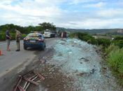 Carga ficou espalhada na via 
