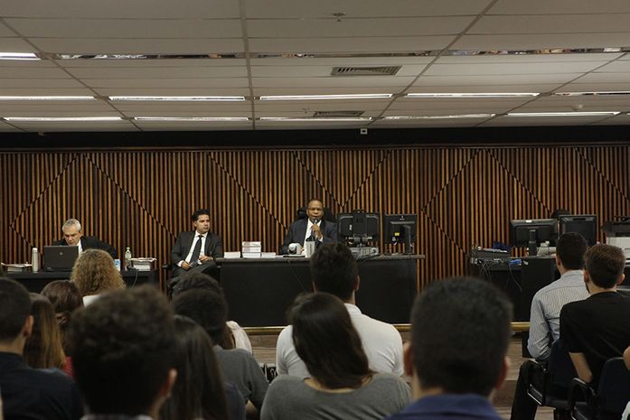 Juiz John Silas informa o público sobre o adiamento