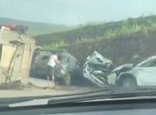 Caminhão-cegonha se envolve em acidente na BR-101, deixa motorista ferido e carros destruídos