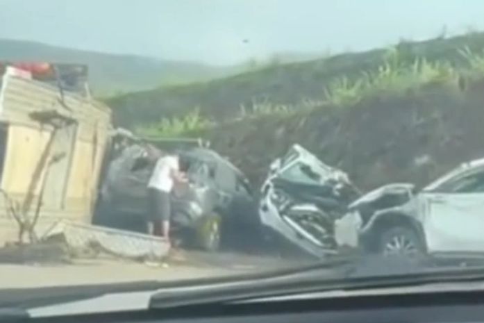 Caminhão-cegonha se envolve em acidente na BR-101, deixa motorista ferido e carros destruídos