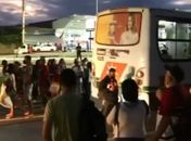 Passageiros desceram do ônibus para protestar após o veículo quebrar no meio do trajeto.