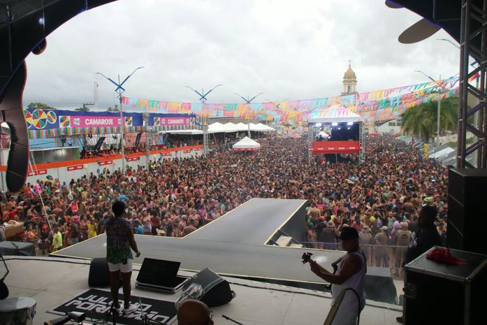 Um verdadeiro sucesso, milhares de pessoas curtem o mela-mela do Carnalaje, o maior carnaval de Alagoas