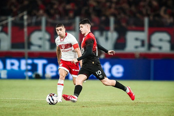 Fora de casa, CRB perde para o Athletico Paranaense e deixa a liderança da Série B