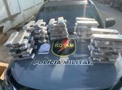 Parte da droga estava em veículo e parte na casa residência da mulher.