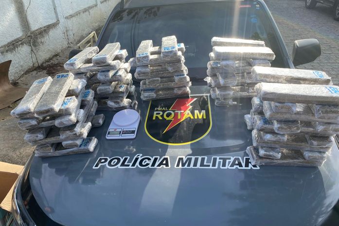 Parte da droga estava em veículo e parte na casa residência da mulher.