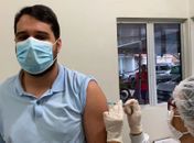 Prefeito de Santana do Mundaú recebe primeira dose contra Covid-19