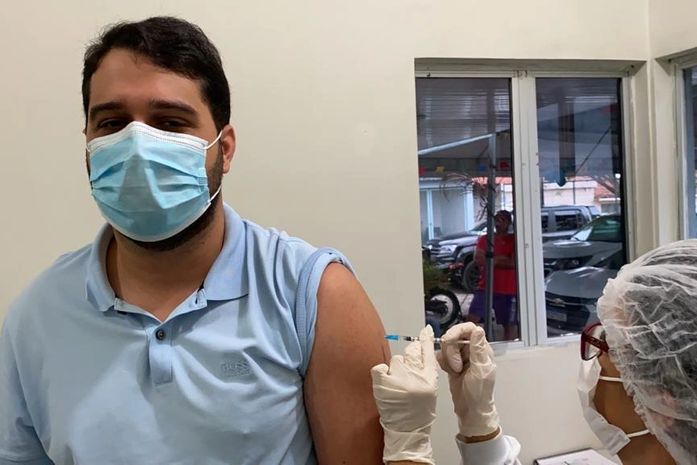 Prefeito de Santana do Mundaú recebe primeira dose contra Covid-19