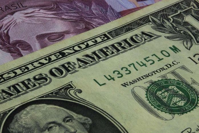 Dólar se reaproxima dos R$ 6,20 com temor fiscal e exterior