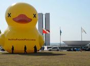Campanha contra aumento de impostos leva pato gigante à Esplanada