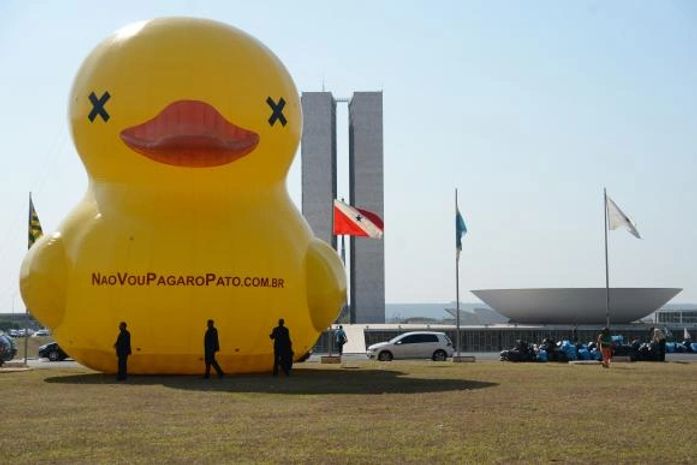 Campanha contra aumento de impostos leva pato gigante à Esplanada