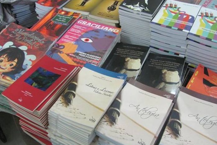 Governo entrega kits de bibliotecas públicas para municípios alagoanos