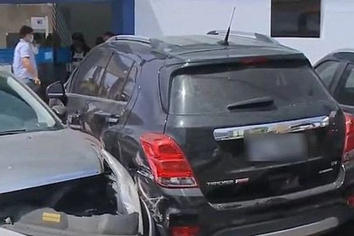 Acidente envolveu cinco carros, três deles estavam estacionados.
