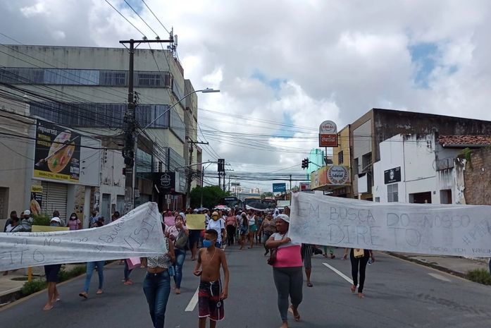 Familiares interditaram vias do centro na terça-feira (31)