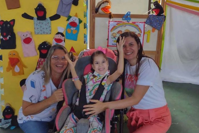 Aos 6 anos, aluna da rede municipal com paralisia cerebral dá exemplo de superação