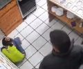 Polícia investiga agressão, registrada em vídeo, contra mulher em local de trabalho