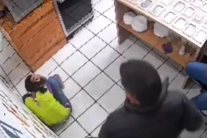 Polícia investiga agressão, registrada em vídeo, contra mulher em local de trabalho
