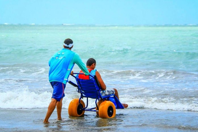 Prefeitura disponibiliza cadeiras anfíbias gratuitamente todos os dias