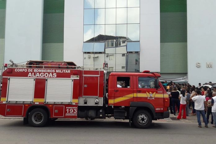 Após curto-circuito, funcionários da Secretaria Municipal de Saúde evacuam prédio