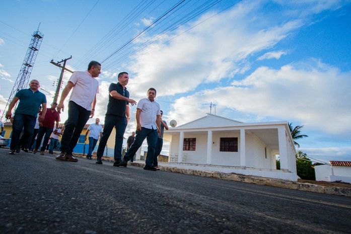 Paulo Dantas vistoria obra de pavimentação da Serra do Cavalo em Água Branca