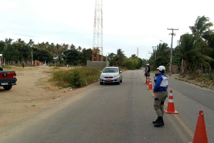 Condutor tenta fugir de blitz é preso por embriaguez