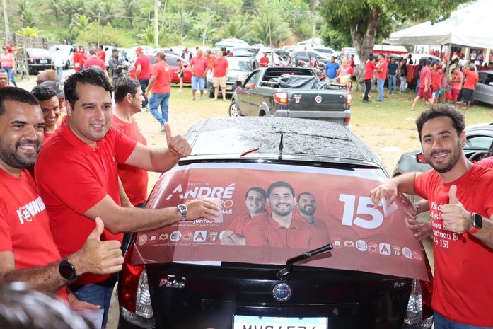 André Castro realiza grande adesivaço em Santana do Mundaú