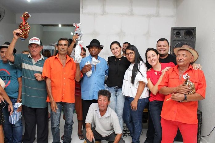 Pais beneficiários de programas sociais são homenageados pela prefeitura de União