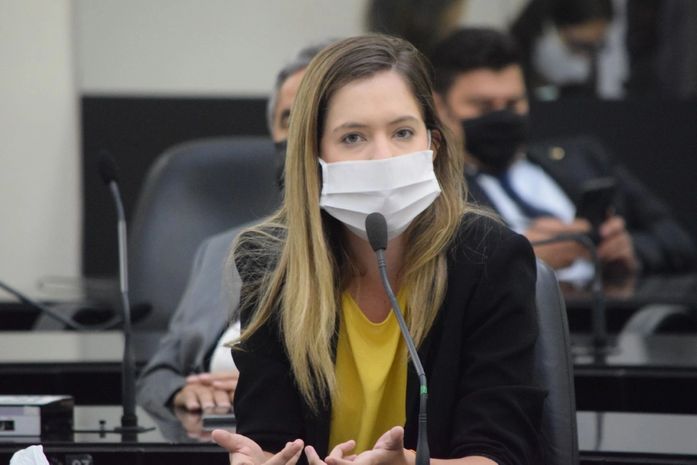 Deputada alagoana defende o direito ao acesso a absorventes pela população mais pobre