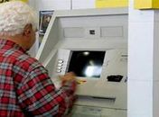 Idoso em caixa eletrônico