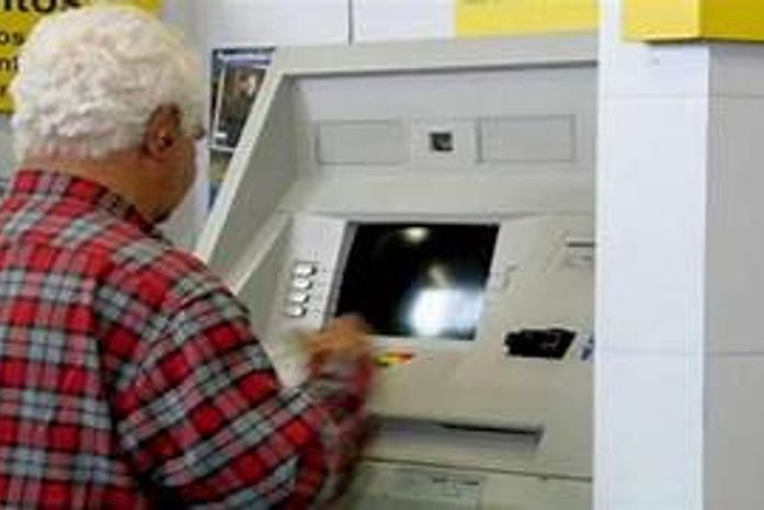 Idoso em caixa eletrônico