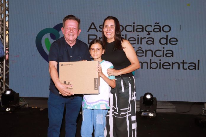 Estudantes do 5° ao 9° ano da rede municipal de Lagoa da Canoa começam a receber notebooks