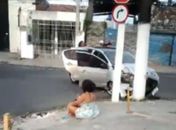 Carro colide com poste após pneu estourar no bairro do Poço e deixa três feridos; Veja vídeos
