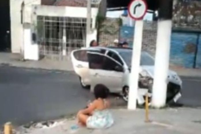 Carro colide com poste após pneu estourar no bairro do Poço e deixa três feridos; Veja vídeos