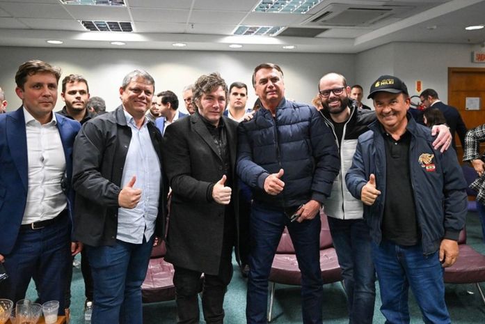 Presidente da Argentina, Javier Milei é recebido por Bolsonaro em Santa Catarina