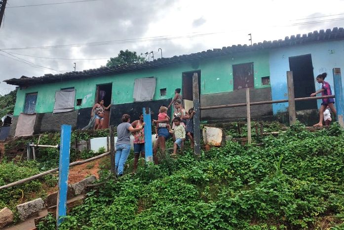 Equipe da Prefeitura vem atuando no sentido de levar as famílias para outras casas e para escola municipal