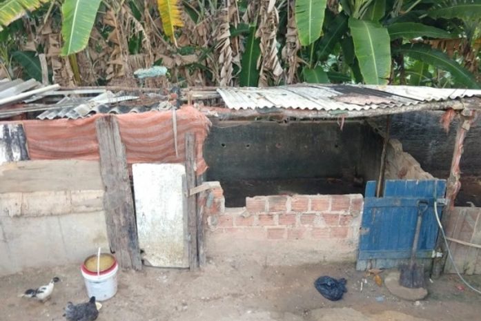 Moradores afirmaram que fossa tem cerca de 15 metros de profundidade.