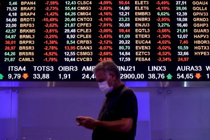 Dólar dispara e Bolsa desaba após anulação de condenações de Lula