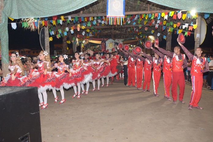 Arraiá do Povo lota palhoção na primeira noite de festa