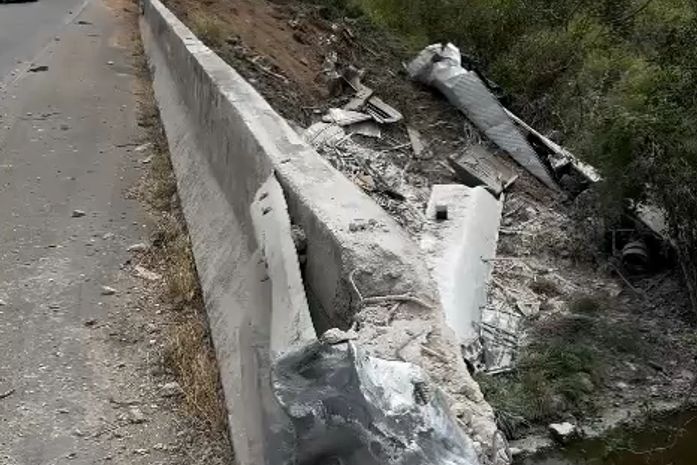 Motorista de carreta morre após veículo sair da pista e cair em ribanceira na BR-101