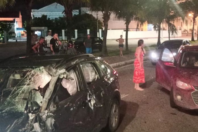 Colisão causada por açúcar na pista deixa uma pessoa ferida em Maceió