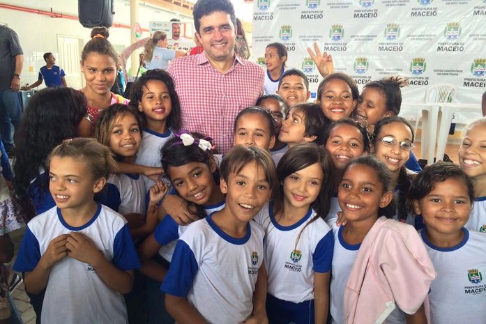 Rui Palmeira reinaugurou escola Corintho da Paz