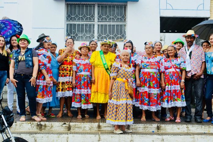Prefeitura de Mata Grande: Idosos do SCFV invadem as ruas da cidade avisando com alegria que já é São João!
