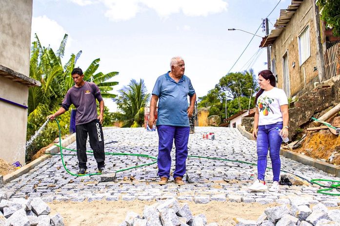 Barra de Santo Antônio: Prefeita Lívia Carla Celebra Progresso com Pavimentação na Grota de Santa Luzia