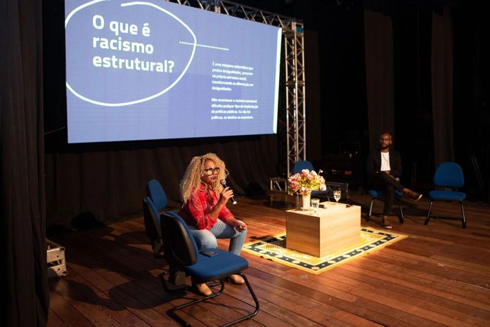 Arísia Barros, essa ativista, conversou sobre letramento e equidade racial, como formas de desalfabetizar o racismo estrutural